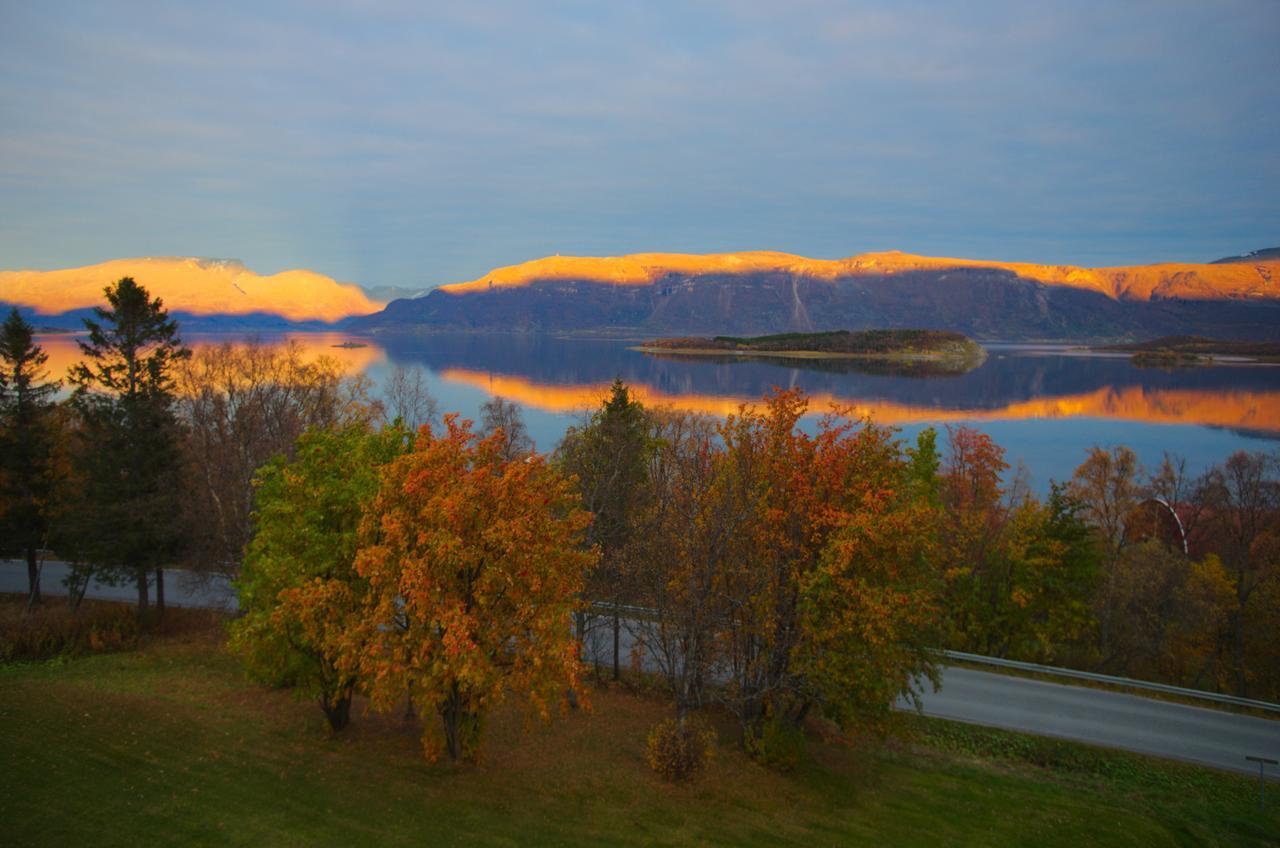 Solhov, Castle Of The Lyngen Alps Hotel Lyngseidet Bagian luar foto